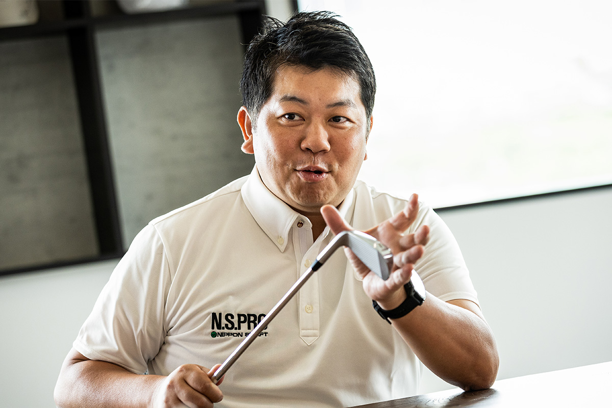 「N.S.PRO MODUS3 TOUR110」について語る栗原氏。進化するヘッドの性能を邪魔しないようにシャフトを作ったという[写真：角田慎太郎]