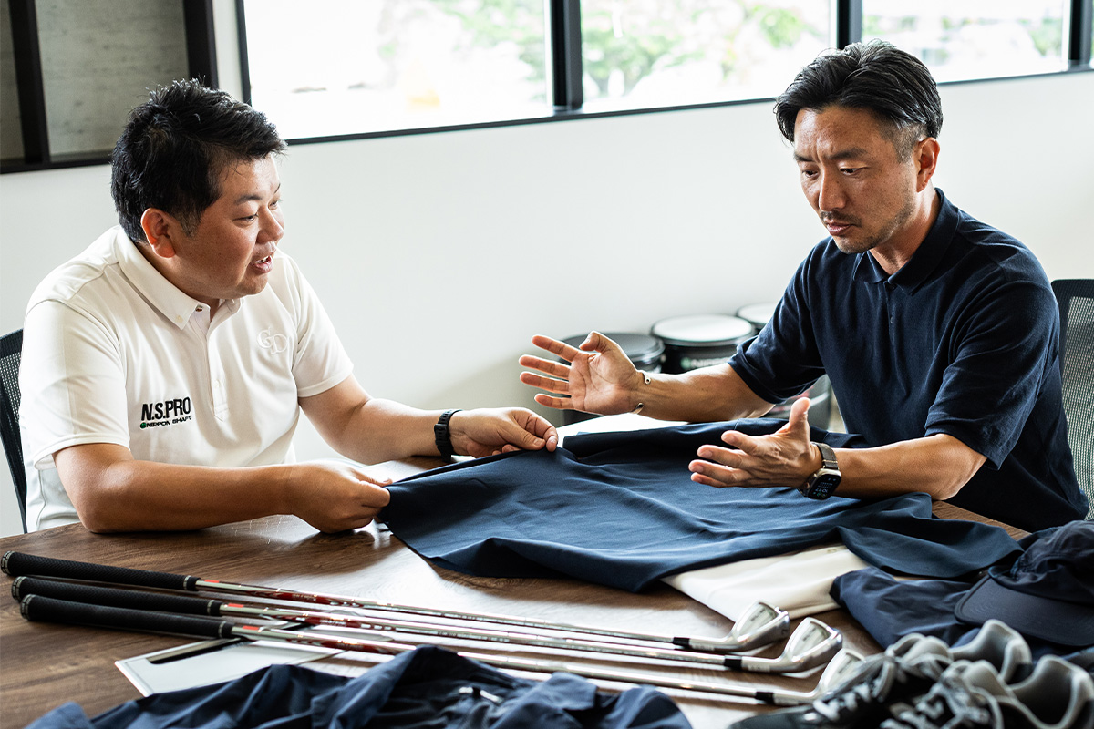 ビームス ゴルフのオリジナルライン「B.G.THREE（ビージースリー）」の生地の良さに驚く[写真：角田慎太郎]