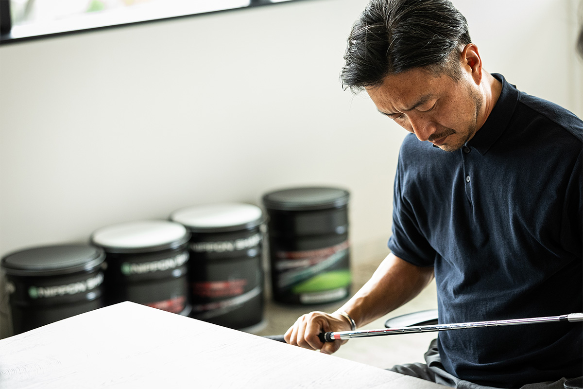 栗原氏の話を聞きながら、「N.S.PRO MODUS3 TOUR110」に興味を持つ土井地氏[写真：角田慎太郎]