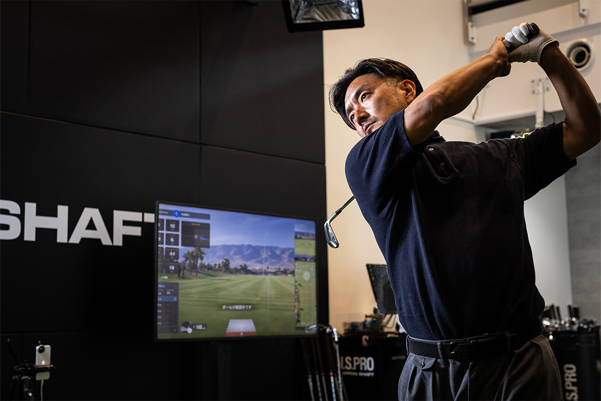 「N.S.PRO MODUS3 TOUR110」を試打する土井地氏[写真：角田慎太郎]