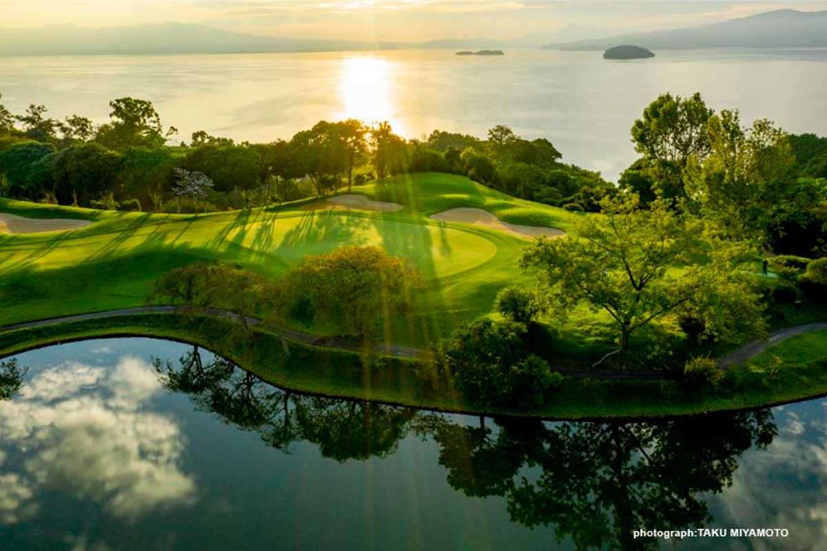 グリーンまわりが狭くなっていて、逃げ場のないパサージュ琴海アイランドGC5番パー4　写真提供:パサージュ琴海アイランドGC