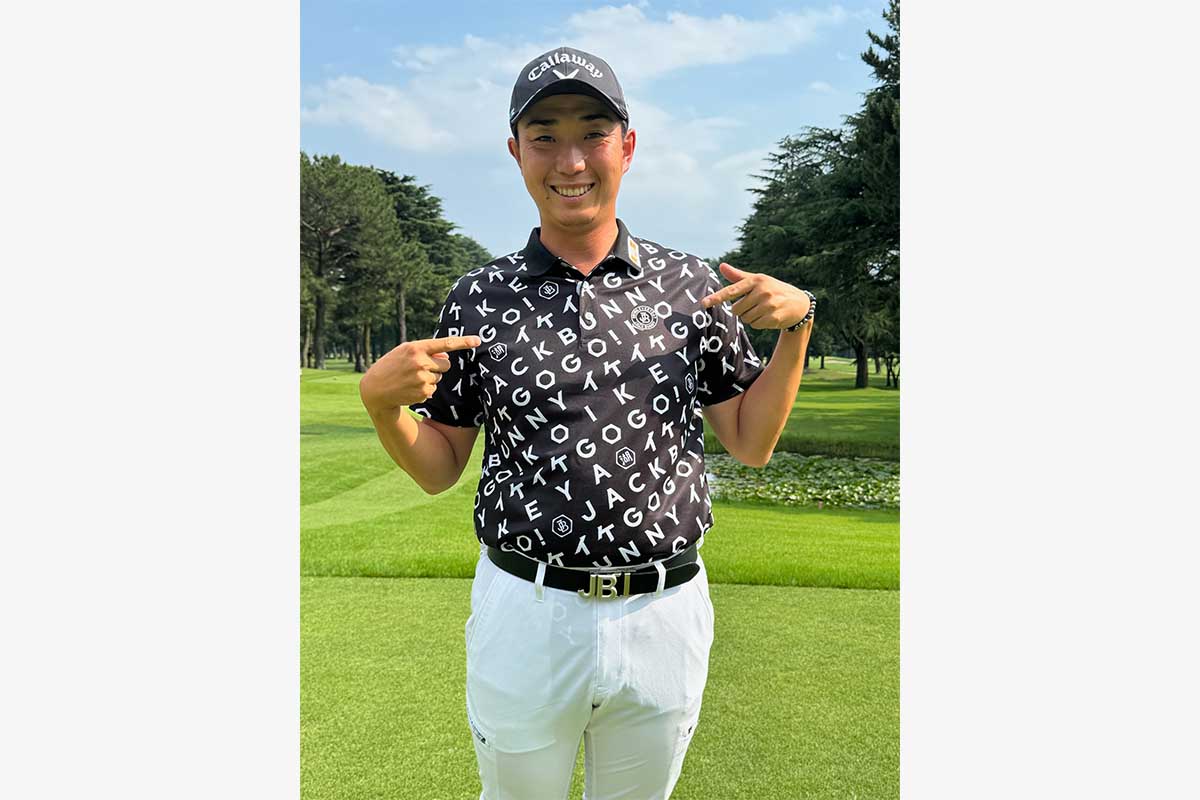 総柄ポロシャツを着用した山田大晟プロ