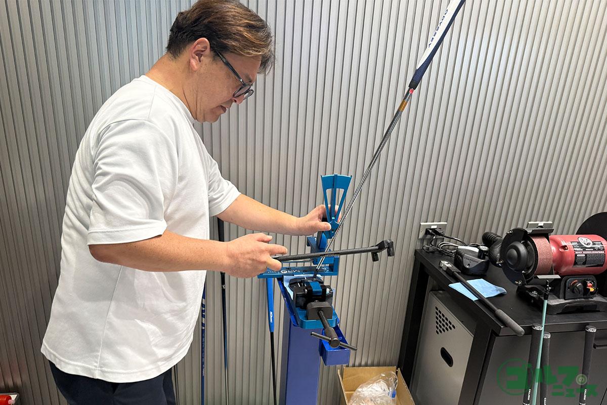 フィッティングスペースの隣に工房が併設。丸岡さんがライ角をフラットに調整する