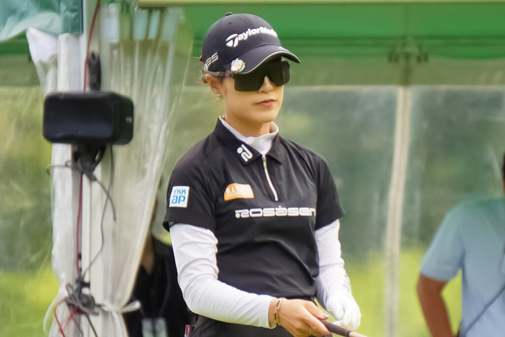 憧れの遼くんと」31歳ママゴルファーが石川遼との“念願”2ショを公開