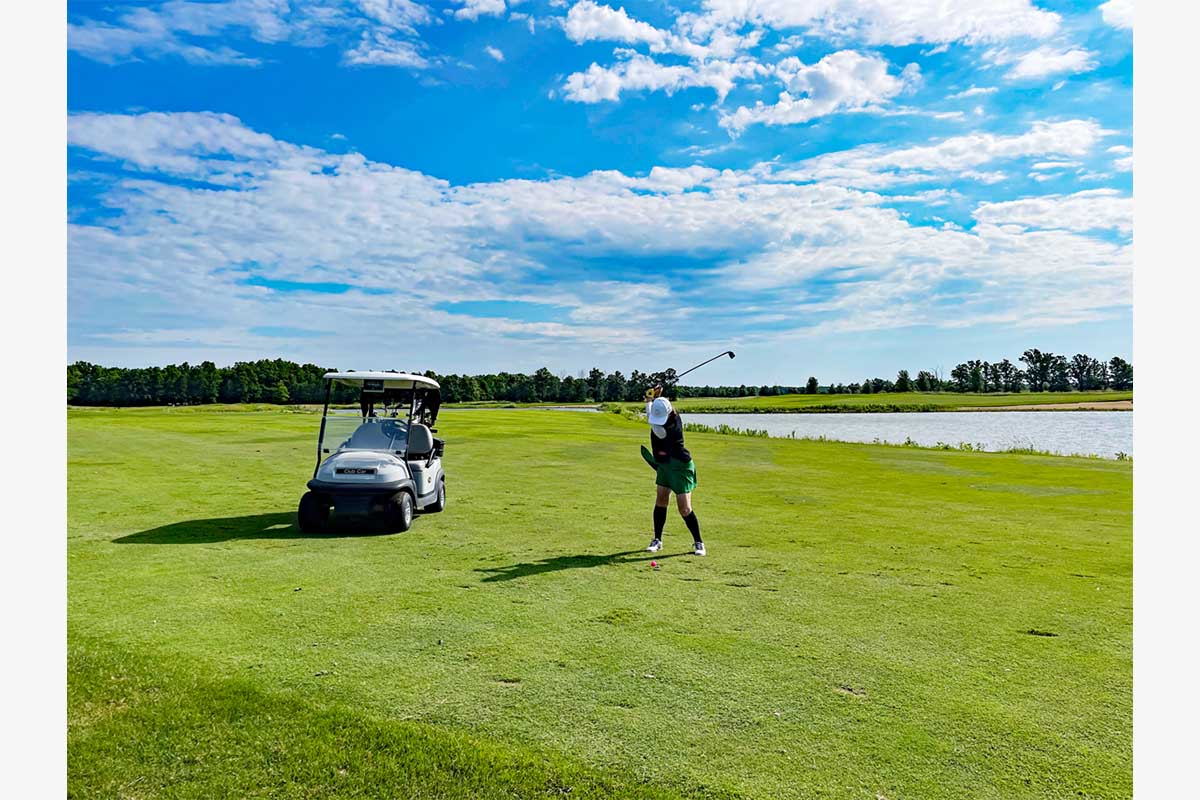 カートは乗り入れ可能。18ホールスループレイ。GPSナビはないので距離計は必須