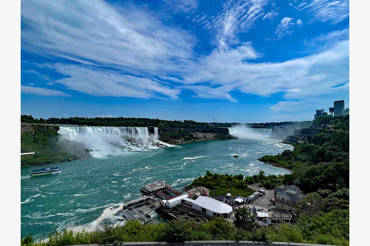 ナイアガラの滝とコースは車で約20分の距離