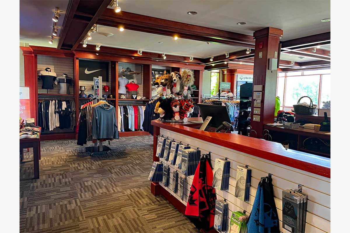 プロショップでチェックイン。オリジナルグッズはお土産にぴったり