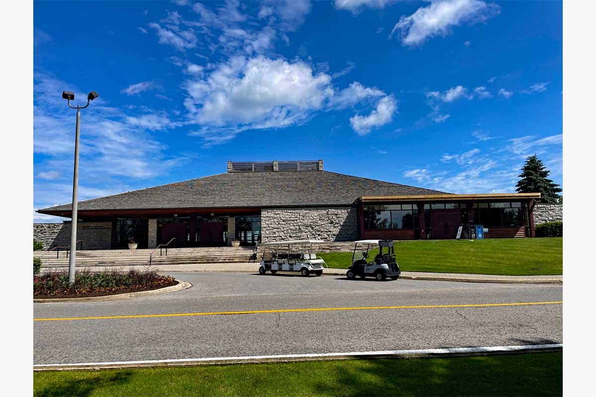 クラブハウス全景入り口。まずはここに車を寄せてキャディバッグをドロップ