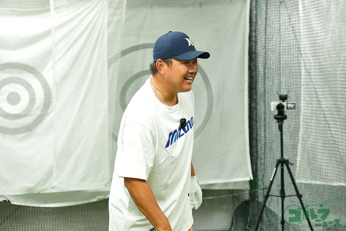 松坂さんがフィッティングをする様子