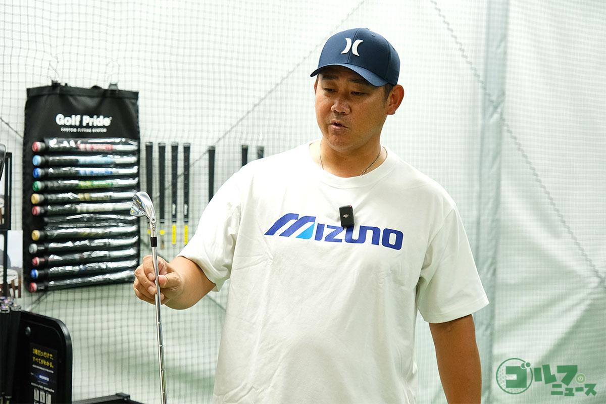 松坂さんがフィッティングをする様子