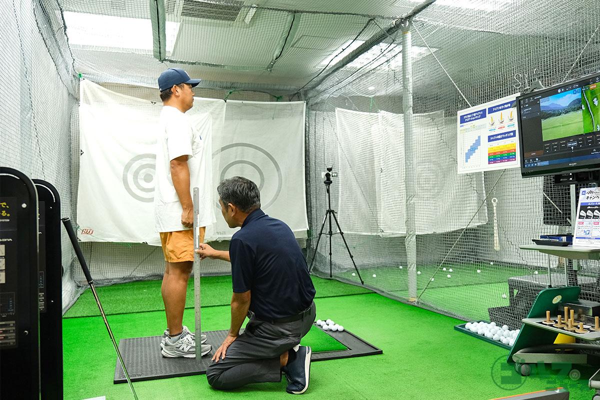 松坂さんがフィッティングをする様子