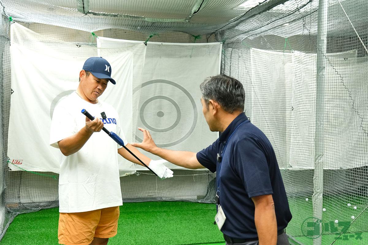 松坂さんがフィッティングをする様子