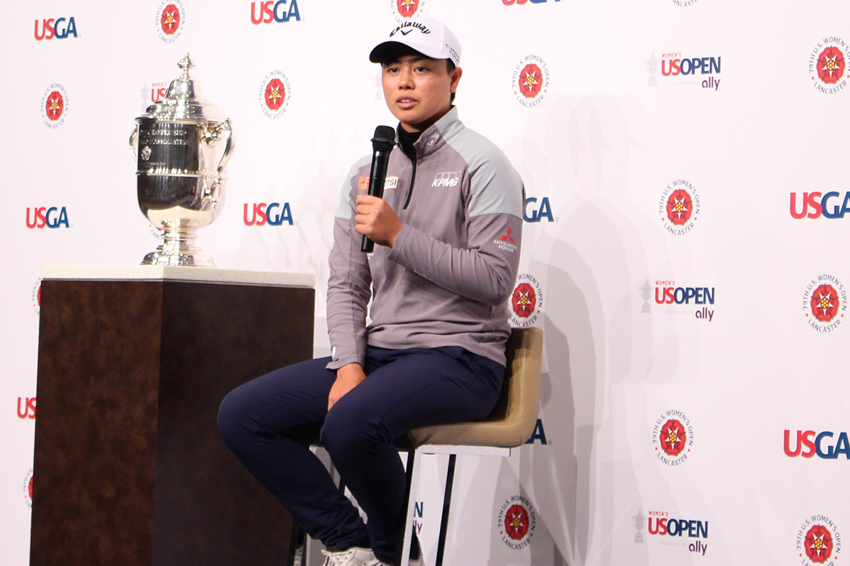 報道陣からの質問に答える場面も