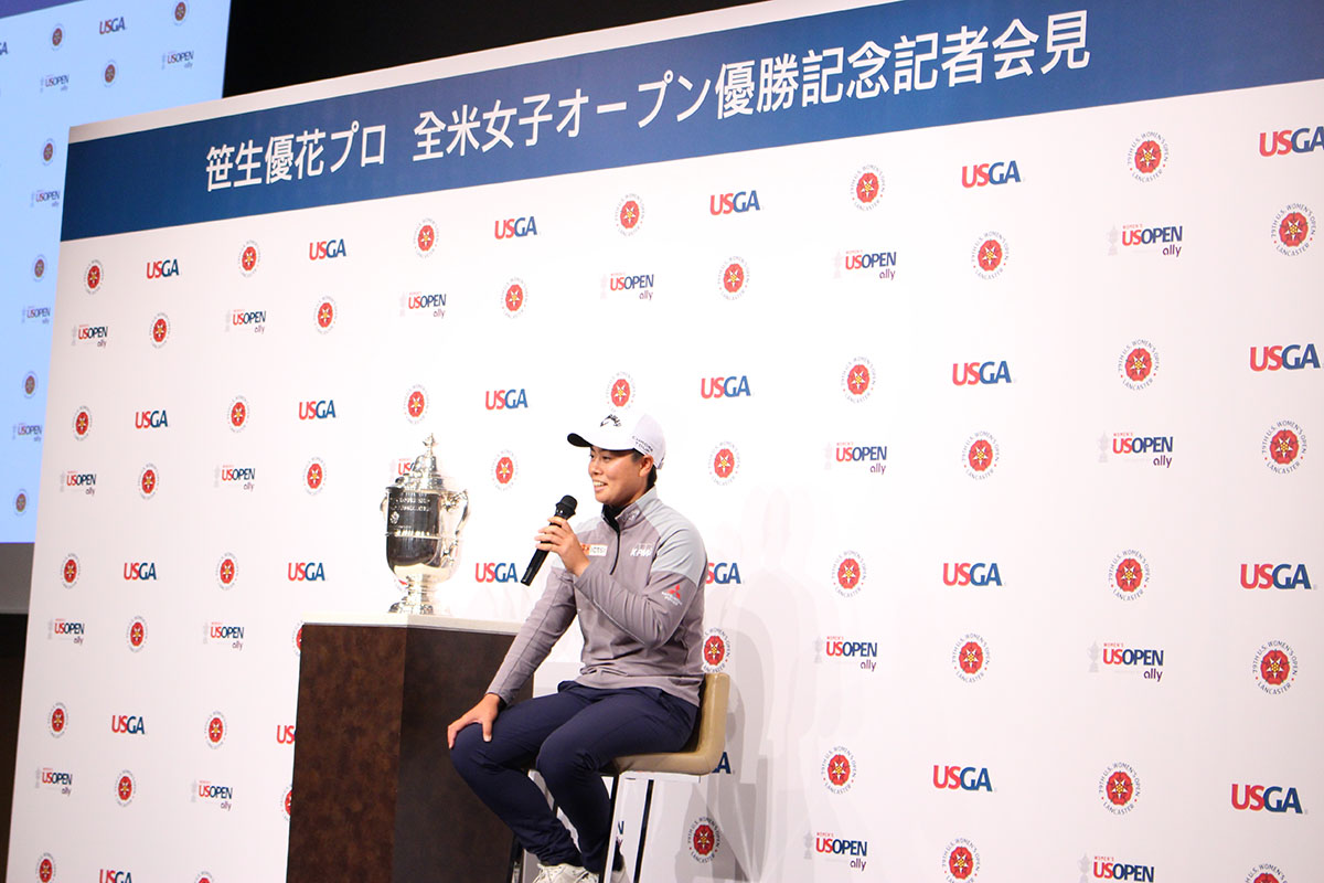 報道陣からの質問に答える場面も