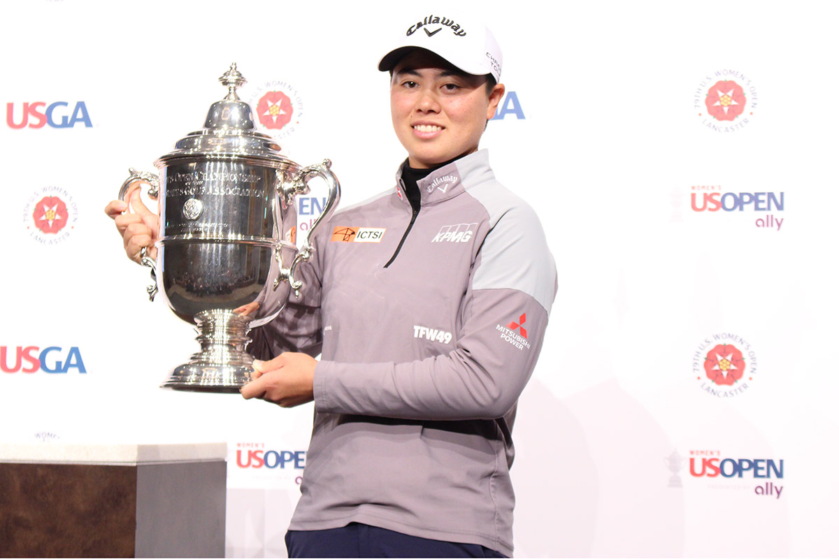 「全米女子オープン」の優勝トロフィーを手にする笹生優花