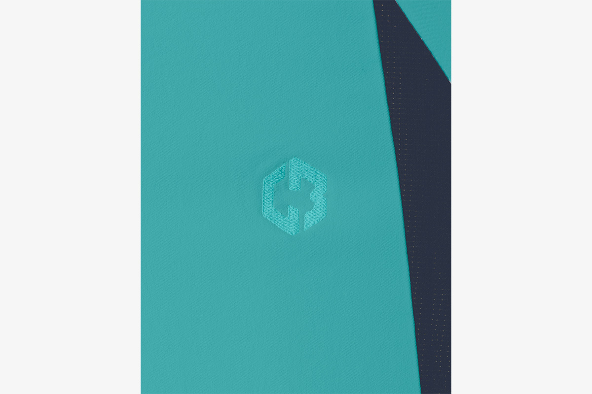 脇部分が濃い色の切り替えになっている　写真：CRONOS BLACK