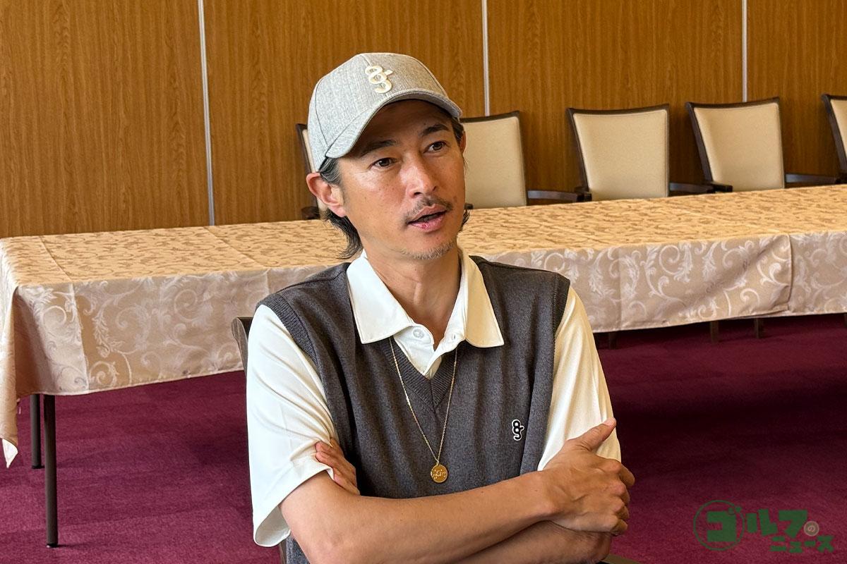 インタビューに答える窪塚洋介さん