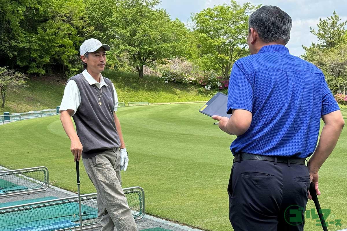 アイアンとウェッジのフィッティングも受ける窪塚さん