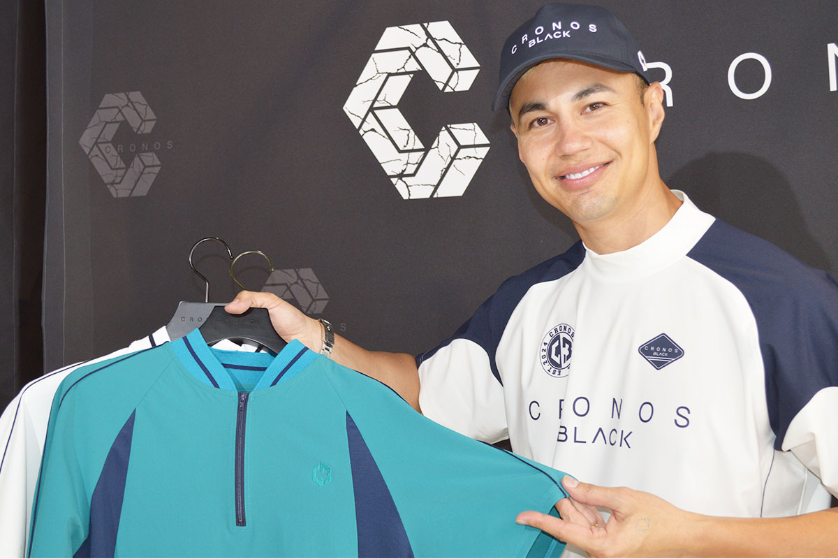 オススメのシャツを紹介するユージさん　撮影：ゴルフのニュース編集部