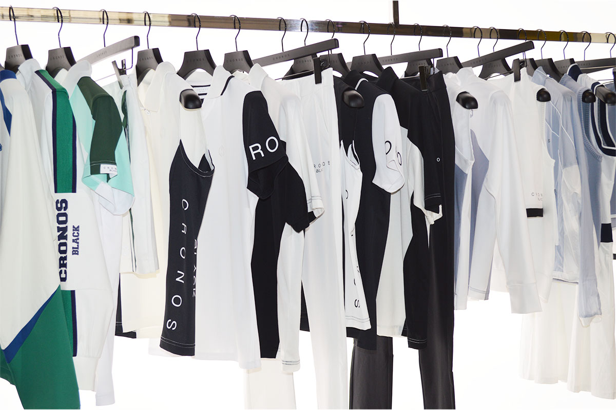 「クロノスブラック」新アイテムが並ぶ店内　撮影：ゴルフのニュース編集部