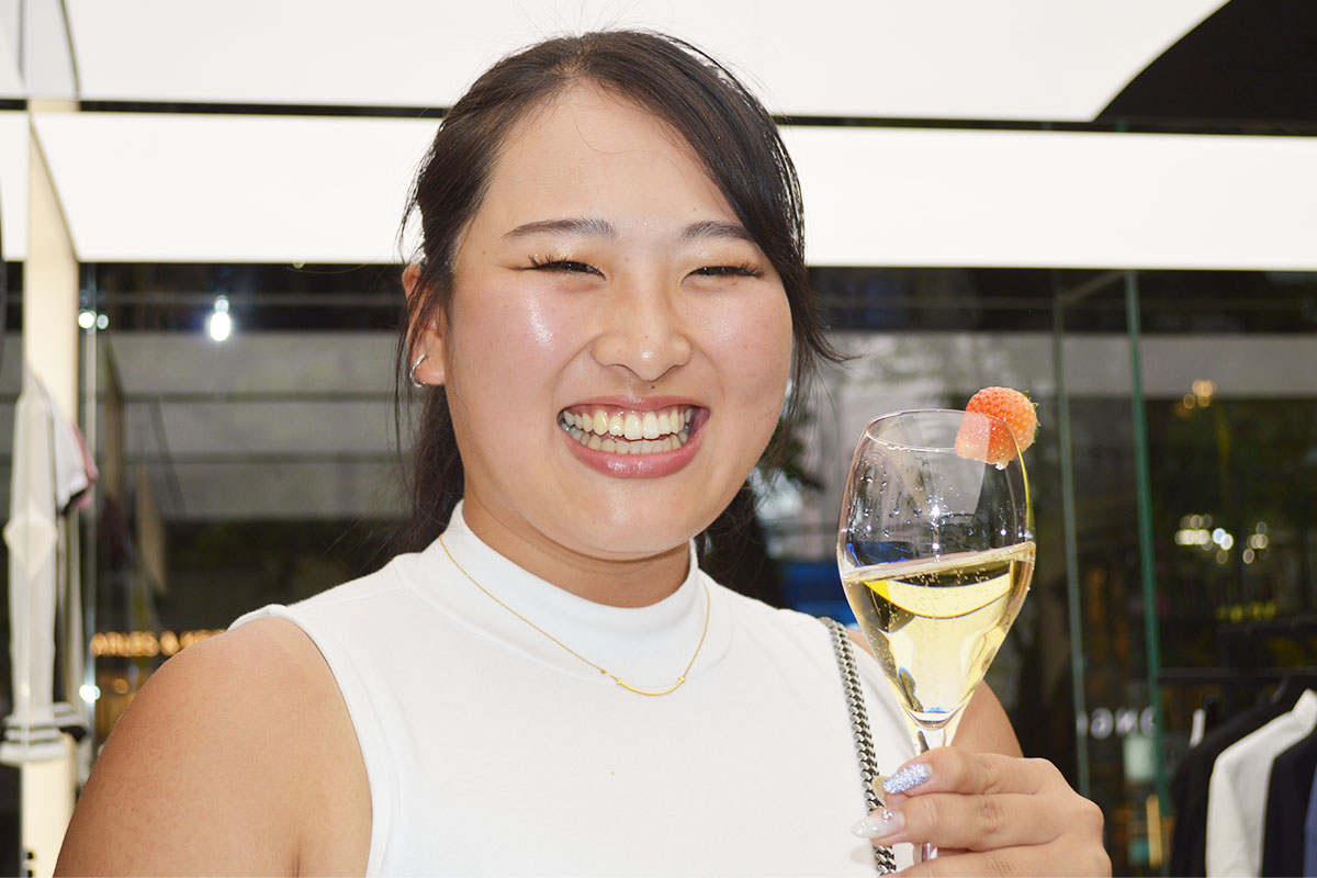 お酒も好きな長谷川さん　撮影：ゴルフのニュース編集部