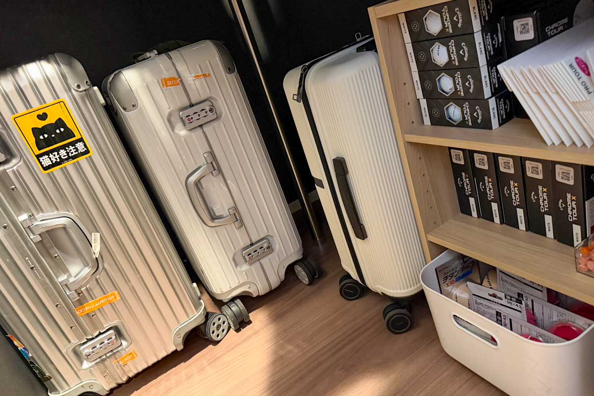 クローゼット下部には旅程に合わせて選べるサイズ違いのスーツケースやボール、グローブなどの小物類を整頓　写真：本人提供