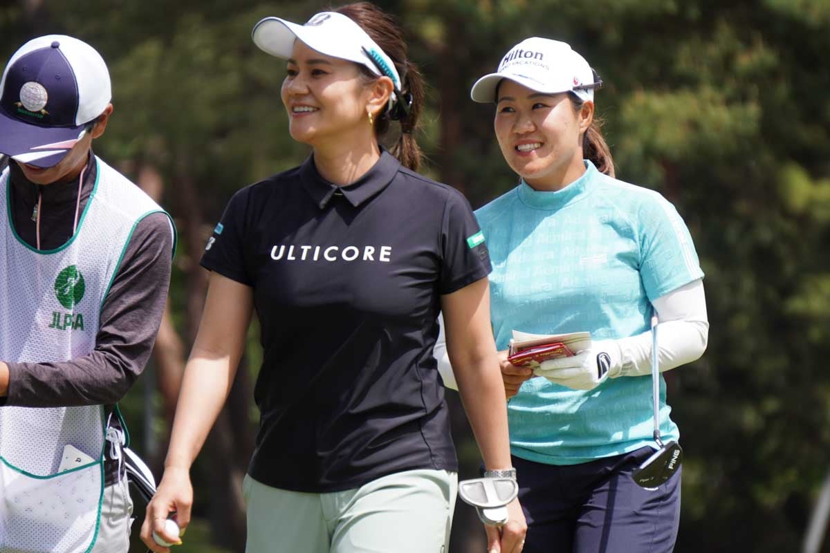 宮里藍(左)とプロアマでプレーする畑岡奈紗