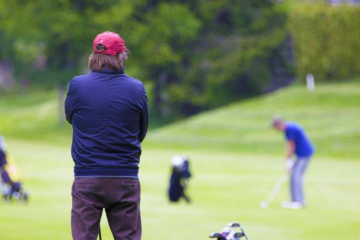 隣接ホールの「大声リアクション」はスイングの途中に限ってよく聞こえるもの