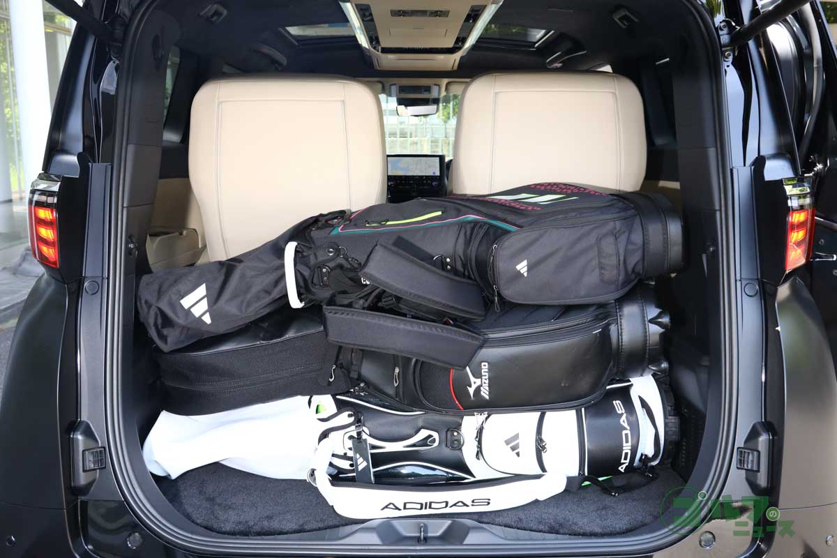 キャディーバッグは見ての通り、定員分の4本以上でも積載可能。横に寝かせればまだまだ積める