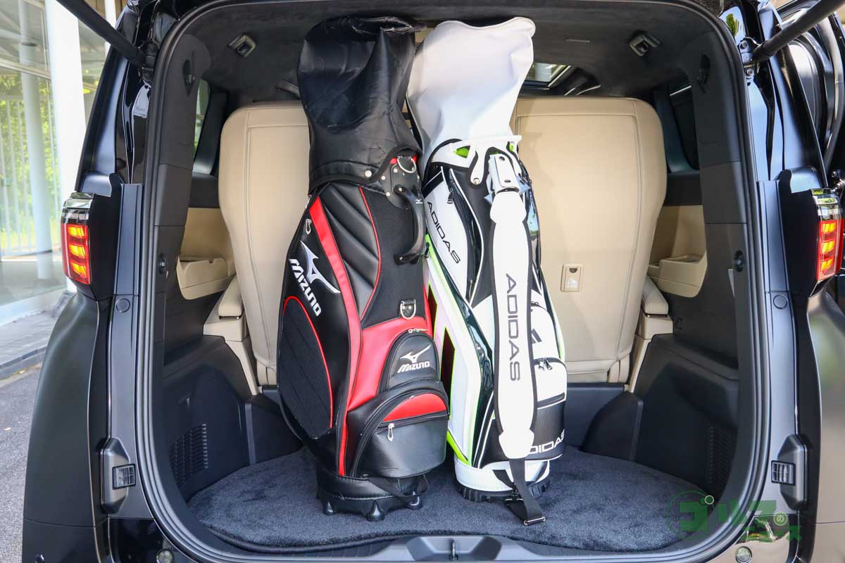キャディーバッグを立てて積んでみた。高さがやや不足気味だが長いウッドを抜けば問題はない