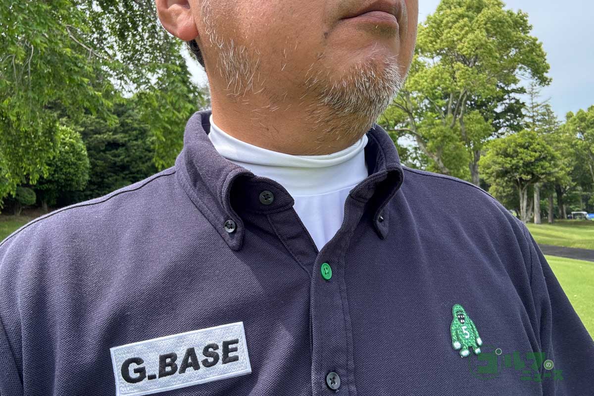 モックネックの長袖タイプなら首筋の日焼けを防ぐことができる