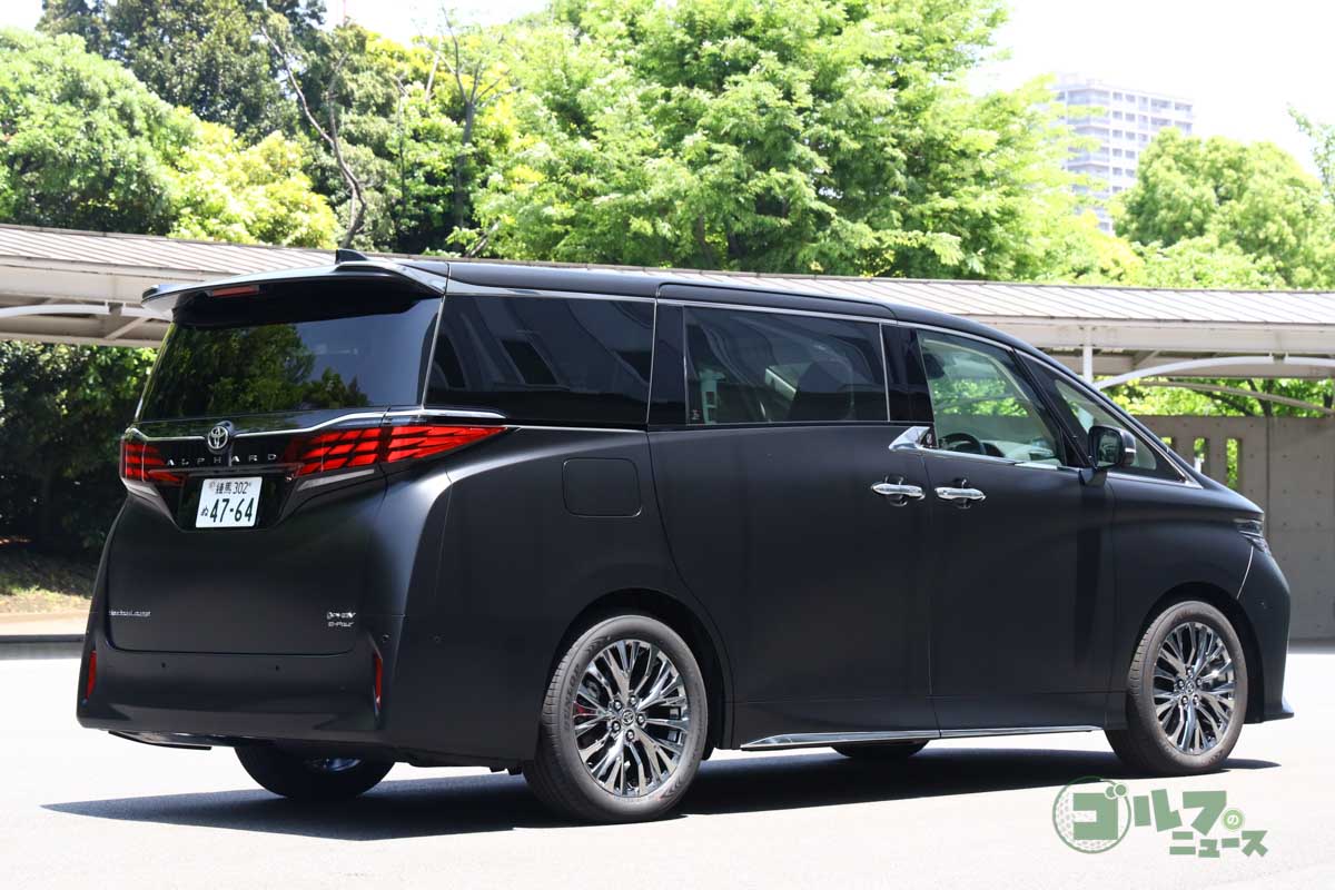 PHEV専用装備としてシルバースパッタリング塗装の専用19インチアルミホイールを標準装備