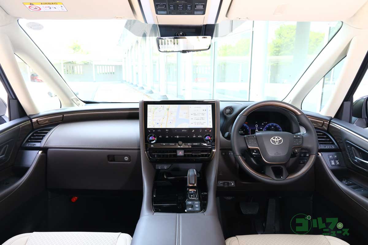 本杢ステアリングホイールをはじめ、上質で特別感のある設えで室内空間を演出する