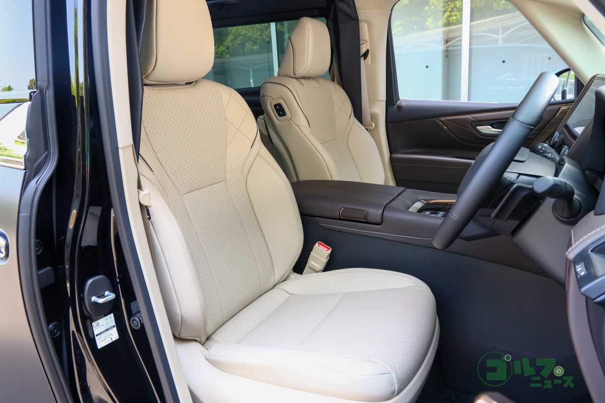 ゆったりとした座り心地のフロントシート。前方の眺めも良く長時間運転しても疲れない