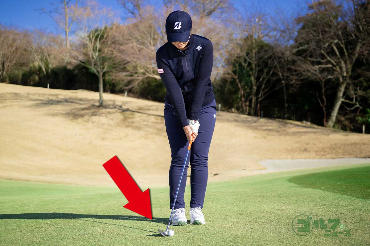 ボールの位置は右足の外側よりも右。両手は左太モモの内側の前。ハンドファーストに構える　写真:有原裕晶
