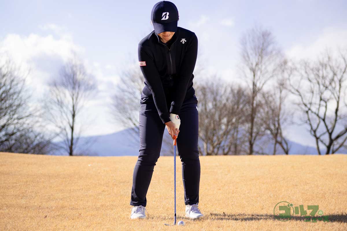 ボールの位置は左足カカトの延長線上、フェースを開き、オープンスタンスに構える。両手は左太モモの前よりも少し内側。ハンドレートの構えを意識する　写真:有原裕晶