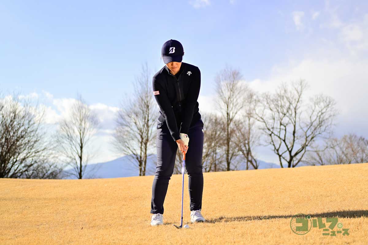 ハンドレートに構えたら、体の捻転でクラブを上げていく。ダウンスイング以降は胸を目標に向けるつもりで体を左に回す。リーティングエッジの反対側からヘッドを下ろすイメージを持つ　写真:有原裕晶