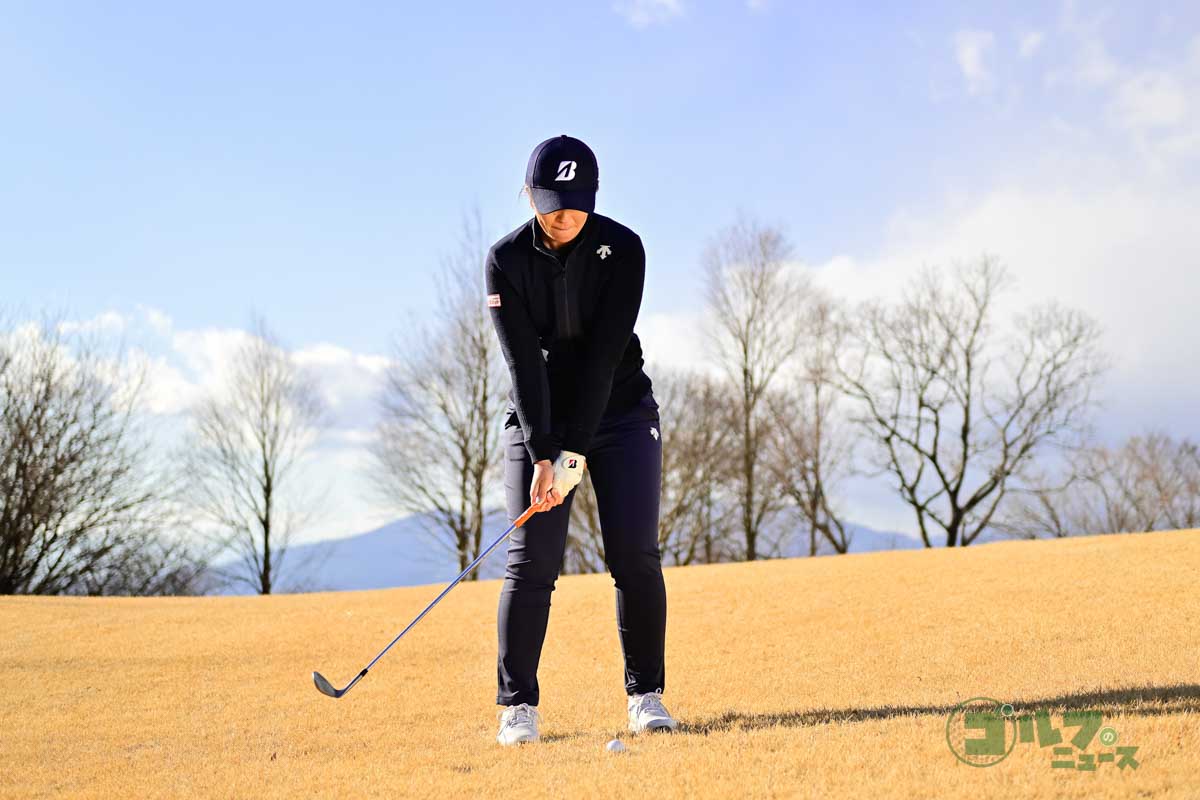 ハンドレートに構えたら、体の捻転でクラブを上げていく。ダウンスイング以降は胸を目標に向けるつもりで体を左に回す。リーティングエッジの反対側からヘッドを下ろすイメージを持つ　写真:有原裕晶