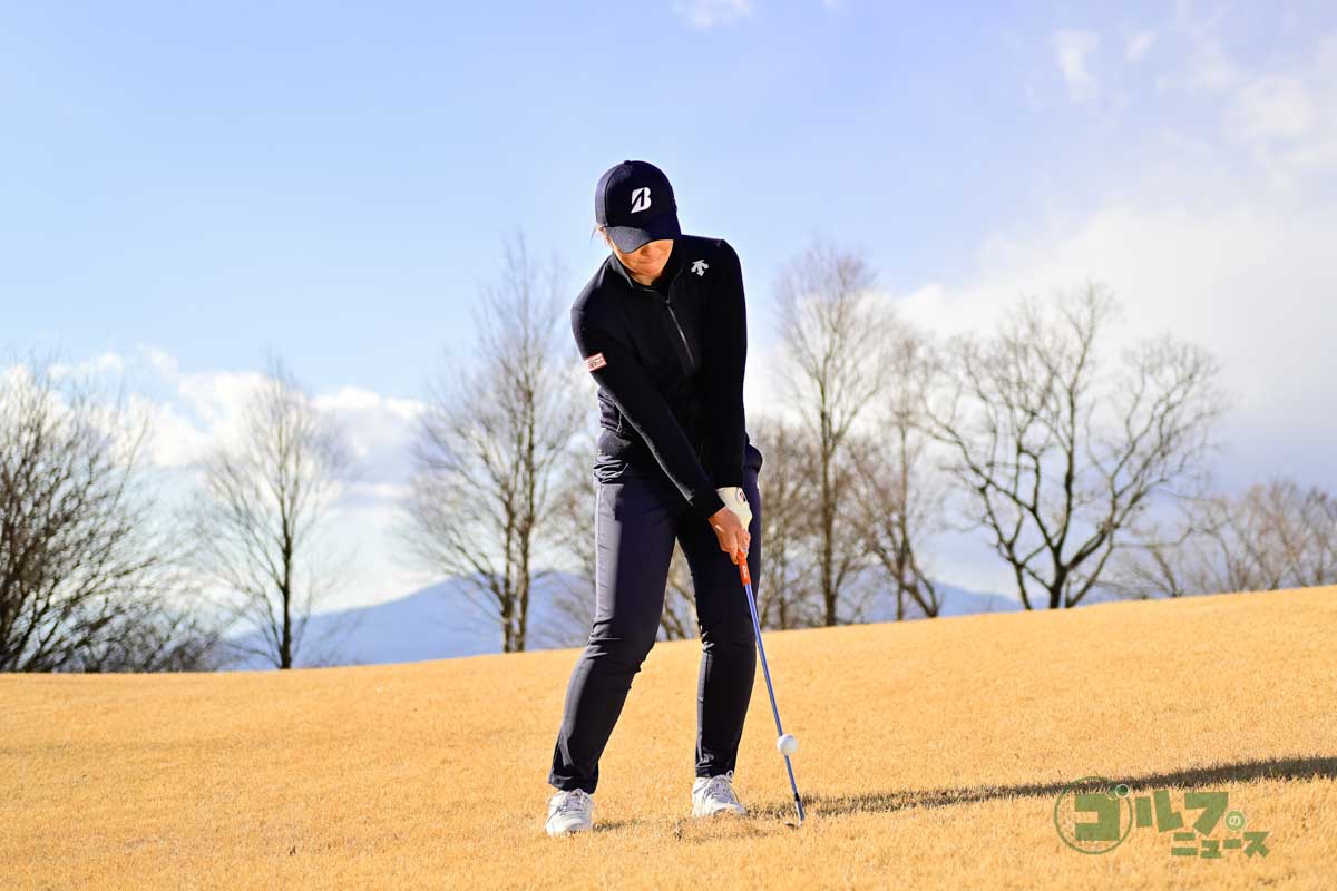 ハンドレートに構えたら、体の捻転でクラブを上げていく。ダウンスイング以降は胸を目標に向けるつもりで体を左に回す。リーティングエッジの反対側からヘッドを下ろすイメージを持つ　写真:有原裕晶