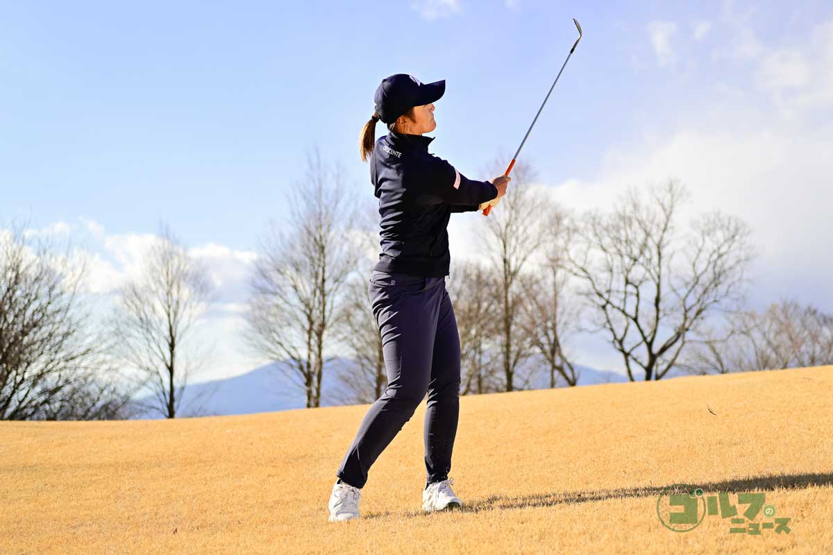 ハンドレートに構えたら、体の捻転でクラブを上げていく。ダウンスイング以降は胸を目標に向けるつもりで体を左に回す。リーティングエッジの反対側からヘッドを下ろすイメージを持つ　写真:有原裕晶