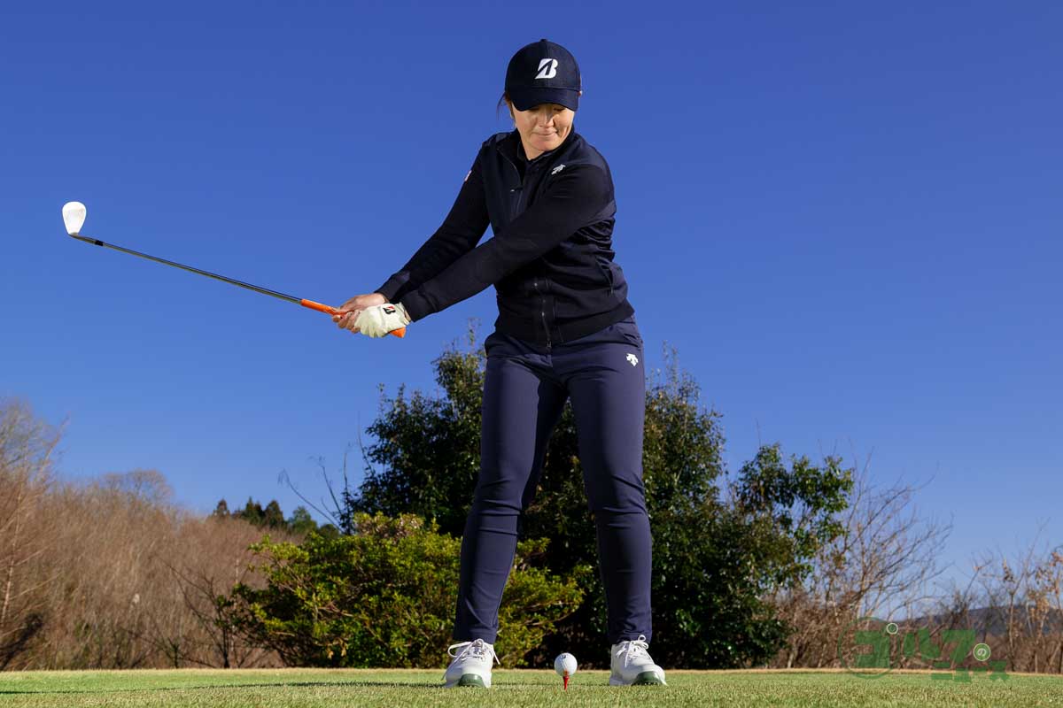 ドライバーショットと同じ高さのティーにボールを乗せ、サンドウェッジで打つ。ボールだけクリーンに打つ　写真:有原裕晶