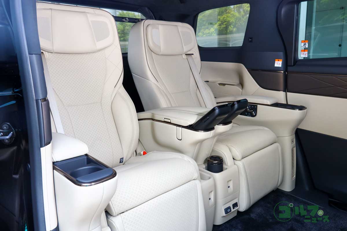 後席スペースはベース車のExecutive Loungeより約420ミリも足元スペースが広い