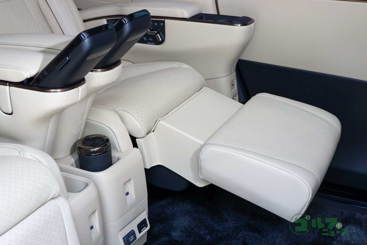 前後に伸縮する電動オットマンまで装備されているSpacious Loungeリヤシート
