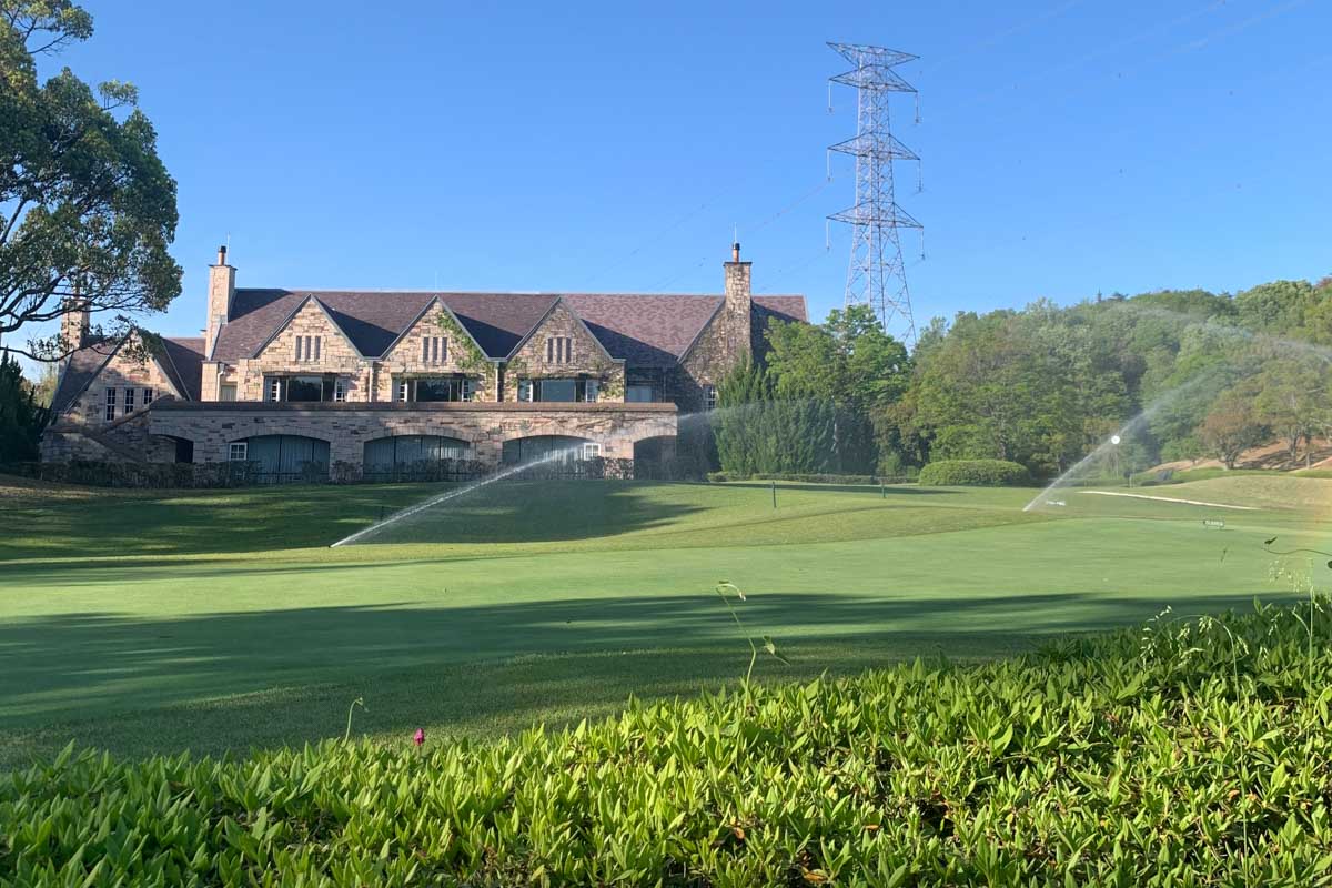 スコットランドの城を思わせる、チューダースタイルのクラブハウスも魅力的　写真提供:セントクリークゴルフクラブ