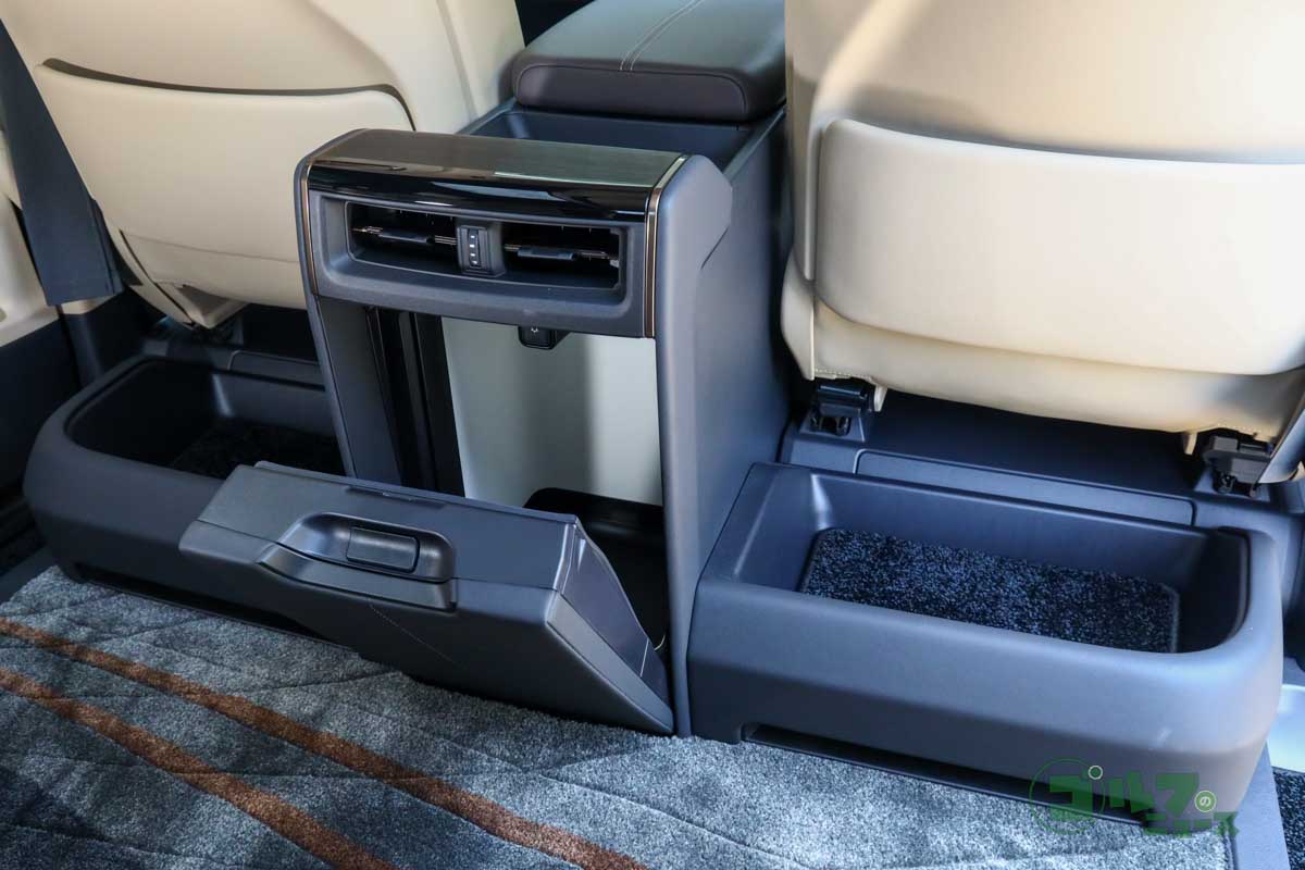 前席後方の大容量の冷蔵庫と大型トレイ。前席と後席を隔てるカーテンも装備されている