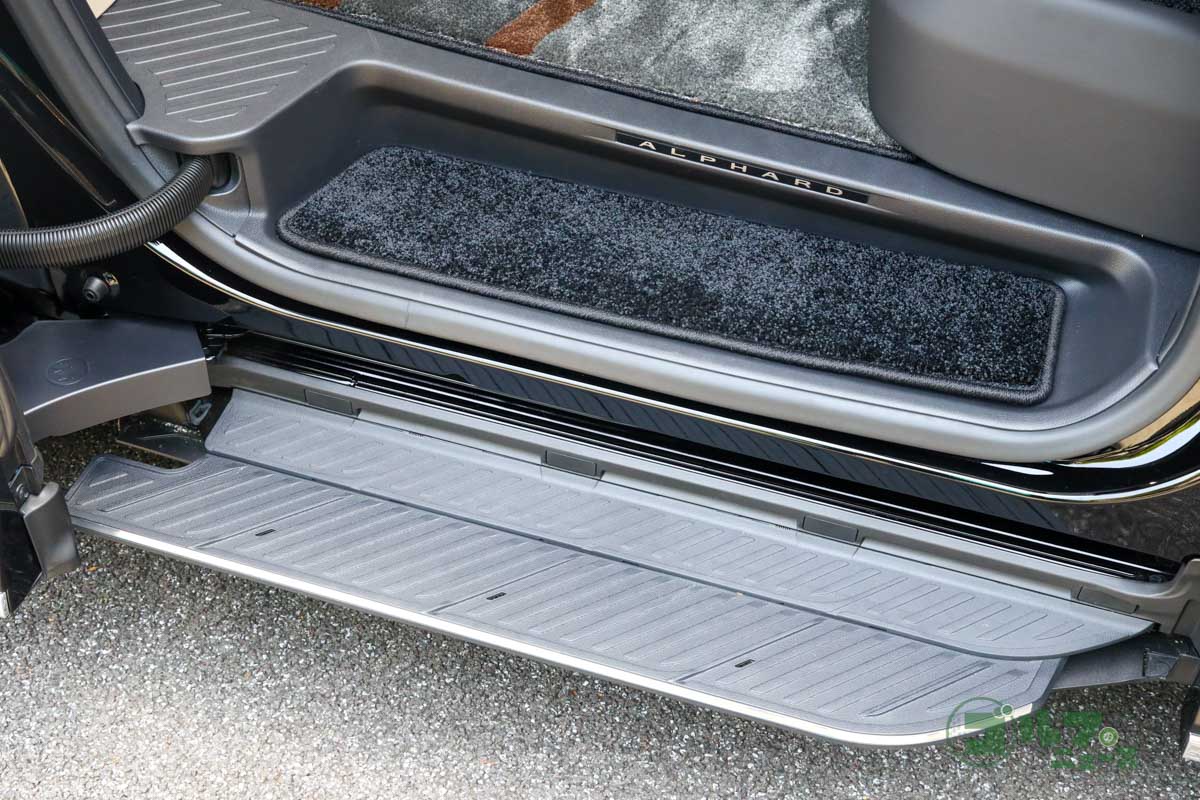 ドア開閉と合わせて自動的に展開するサイドステップ。乗降時のホスピタリティーも万全