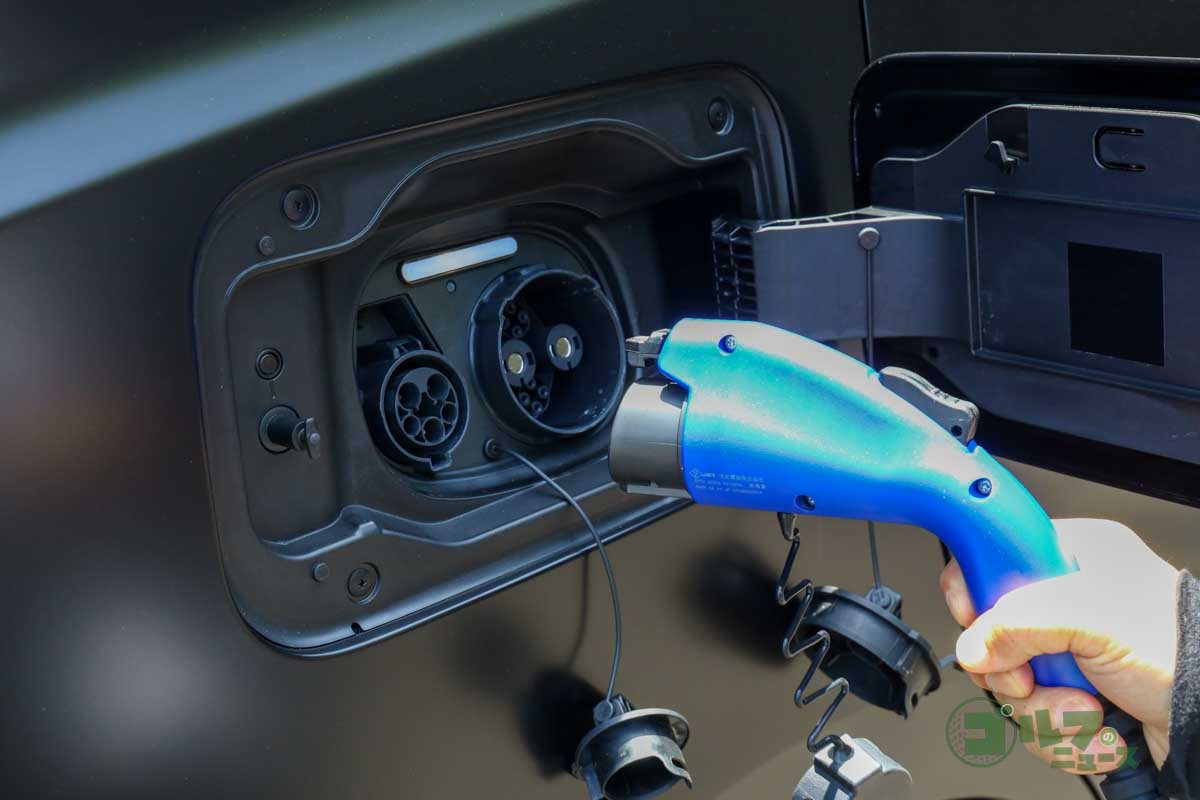 充電器の差し込み口。50kW以上の急速充電器を使えば満充電量の約80％まで約38分で完了する