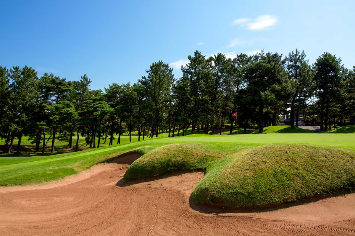 フェアウェイ左右に6つのバンカーがあるばかりか、グリーンのきわに深いバンカーが迫る18番パー4　写真提供:片山津ゴルフ倶楽部