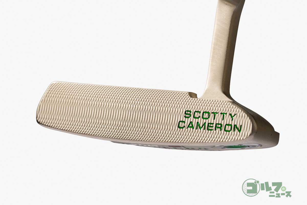 スコッティ・キャメロン「2015マスターズ限定ニューポートパター」の模造品。本物はフェースに精巧なミーリングが施されているが、模造品は雑