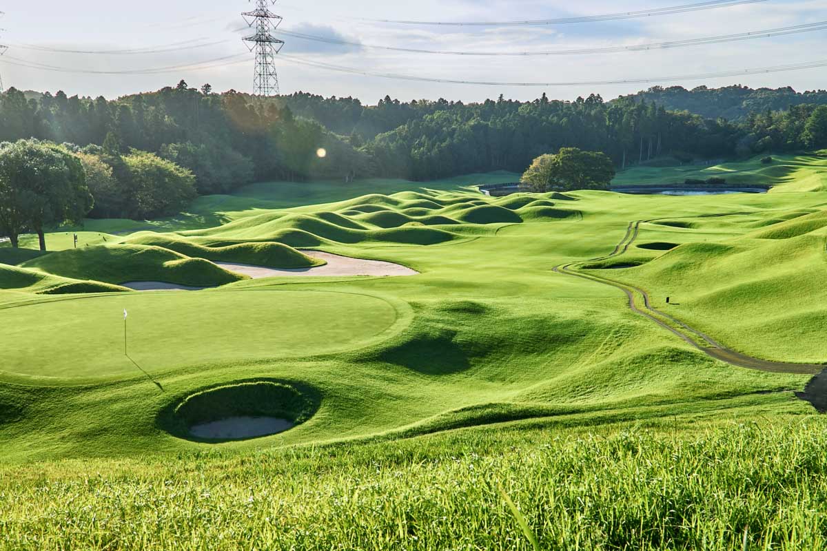 9番パー4。グリーン脇（写真手前左）に深いバンカーは、「とても深く難しい」とコースガイドのお墨付き　写真提供:PGMマリアゴルフリンクス